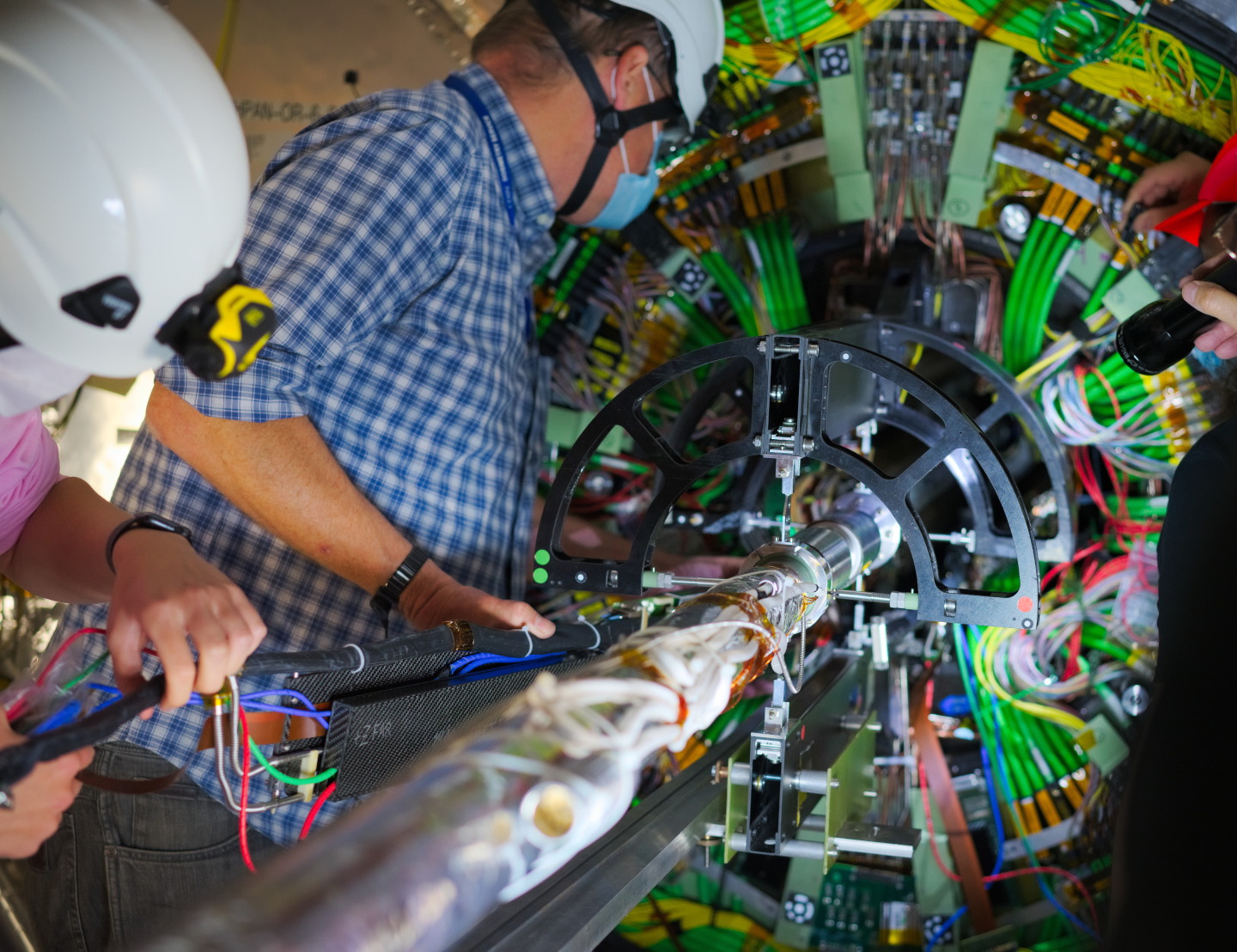 Joanna Wanczyk (left) and Rob Loos (right) install the +Z Far (Margherita) quadrant. Credits: A.G. Delannoy