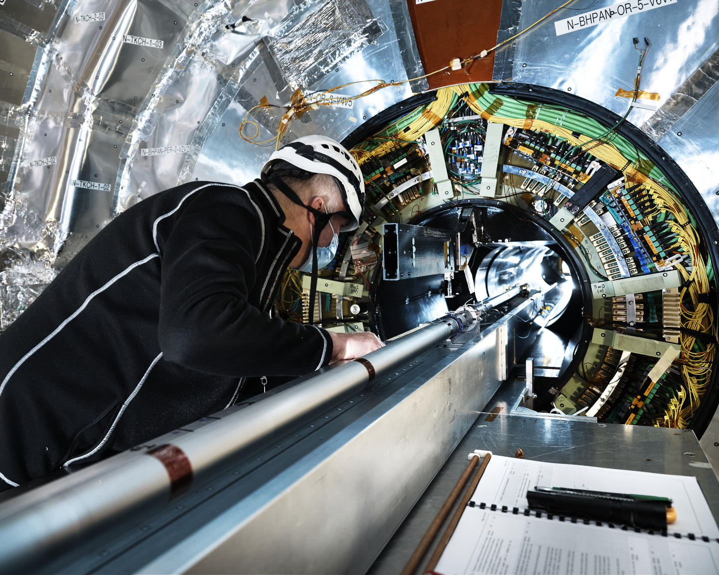 Figure 3 - Insertion of the central vacuum chamber across the CMS Tracker