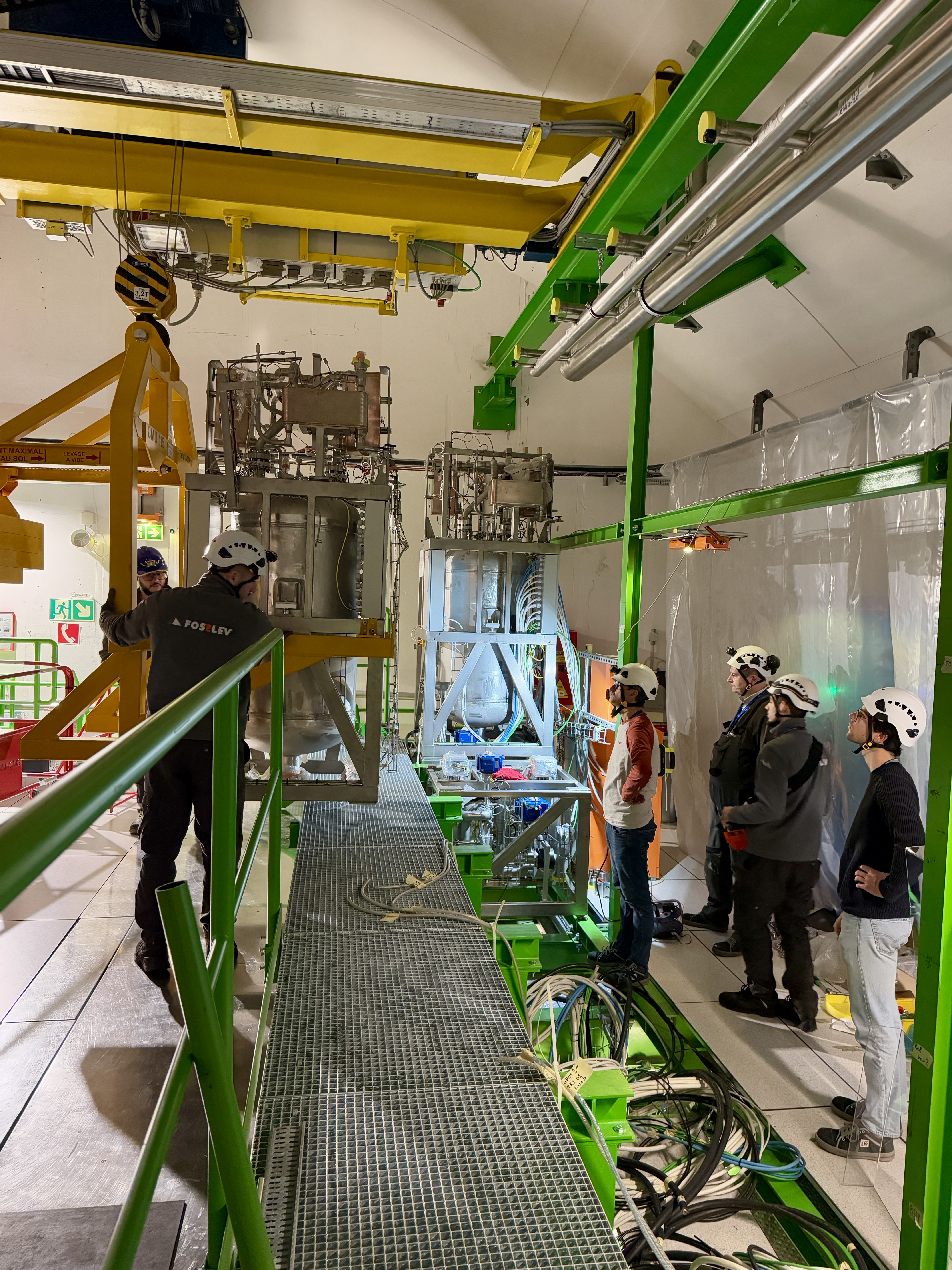 Installation of the second accumulator. (Photo Jérôme Daguin)